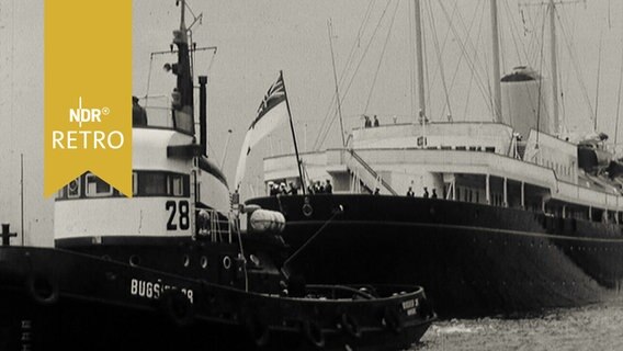 Schlepper zieht die britische königliche Yacht "Britannia" in den Hamburger Hafen (1965)  