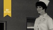 Model präsentiert neue Mode für Krankenpflegerinnen (1965)  