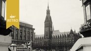 Blick vom Jungernstieg auf das Hamburger Rathaus 1965 mit britischer Flagge im Vordergrund  
