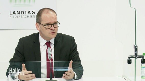 Niedersachsens Kultusminister Grant Hendrik Tonne (SPD) bei einer Pressekonferenz zu Niedersachsen Sonderweg bzgl. der Schulschließungen.  