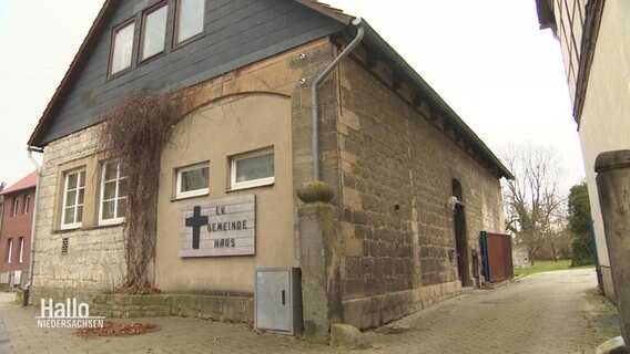 Ein Gemeindehaus in Niedersachsen, in ein wegen Betrugs angeklagter Pfarrer tätig war.  
