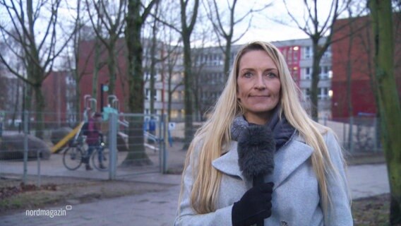 Dörte Rochow berichtet vor einer Schule von den regelungen zur Kinder-Notbetreuung. Dörte Rochow berichtet vor einer Schule von den regelungen zur Kinder-Notbetreuung.