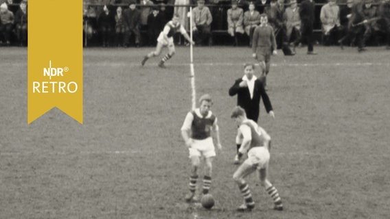 Anstoß in einem Amateur-Länderpokalspiel 1961  