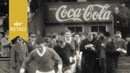 Mannschaft von Schleswig-Holstein läuft bei einem Länder-Pokalspiel in einem Fußballstadion ein (1961)  