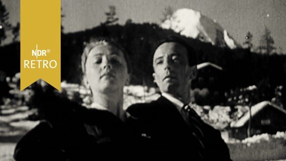 Eistanzpaar Ria Baran und Paul Falk beim Eiskunstlauf auf einem Bergsee 1962  