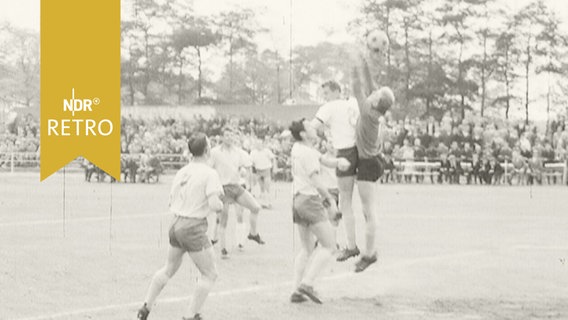 Aufstiegsspiel zur Regionalliga 1965: Torhüter des TuS Celle greift neben den Ball  