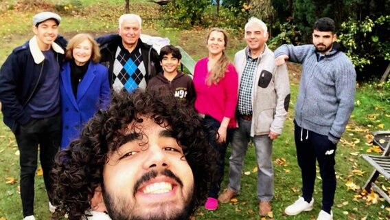 Familie Alkan auf einem Selfie.  