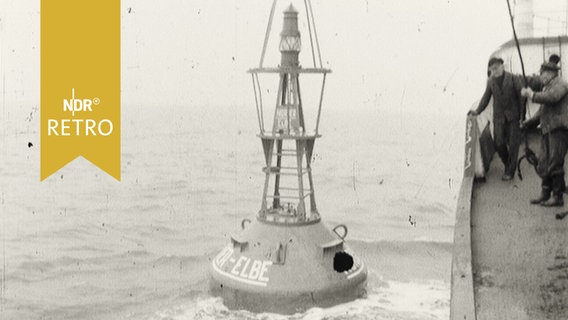 Tonne wird von einem Schiff zu Wasser gelassen (Auf See 1963)  