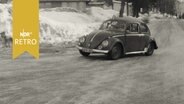 VW-Käfer bei der Harz-Heide-Rallye des ADAC 1963 auf einer verschneiten Straße im Harz  