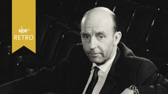 Der Dramatiker Hans-Joachim Haecker im Theatersaal beim Gespräch über seine Dramen (1963)  