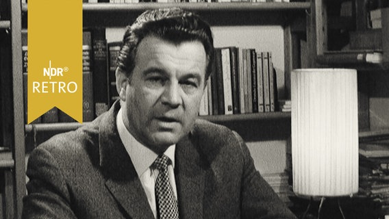 Dramatiker Heinrich Heym in seinem Arbeitszimmer bei Vortrag zu seinem Drama "Asche im Wind" (1963)  