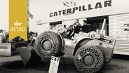 Vorführung eines Kettenladers von "Caterpillar" auf der Baumaschinenausstellung Neumünster 1964  