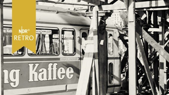 Straßenbahnwaggon, der in Folge einer Entgleisung in ein Gerüst in der Bremer Innenstadt gerutscht ist (1964)  