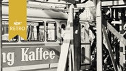 Straßenbahnwaggon, der in Folge einer Entgleisung in ein Gerüst in der Bremer Innenstadt gerutscht ist (1964)  