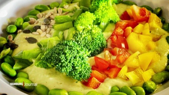 Eine mögliche Anrichtung der Lauchcreme-Suppe mit Brokkoli, Paprika und Zuckerschoten.  