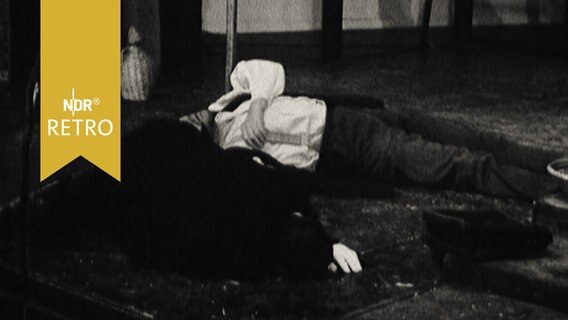 Theaterszene aus "Der Frieden von Aristophanes" (1965): zwei Schauspieler leigen auf der Bühne  
