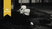 Theaterszene aus "Der Frieden von Aristophanes" (1965): zwei Schauspieler leigen auf der Bühne  