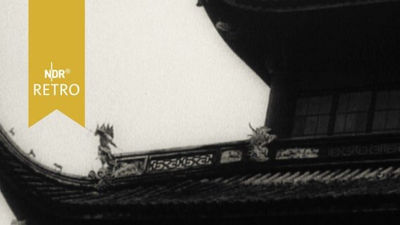 Traditionell geschwungenes chinesisches Hausdach auf einem Foto von 1965  