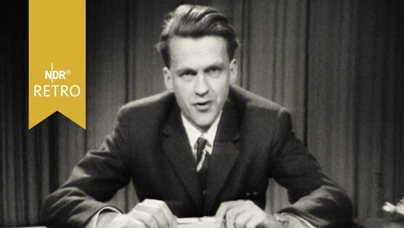 Professor Walter Jens bei einem Fernsehvortrag im Bildungsfernsehen 1965  