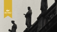 Vier klassizistische Skulpturen auf einem Dach in Wien (1965)  