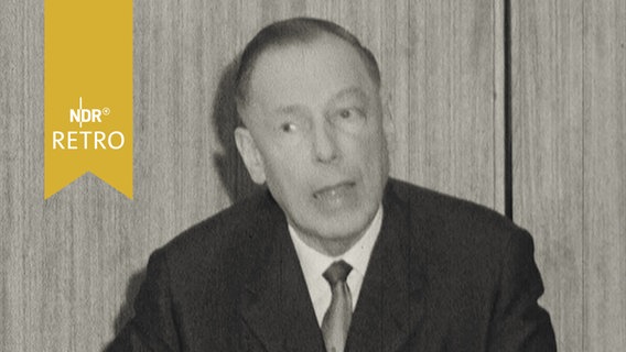Schleswig-Holsteins Ministerpräsident Helmut Lemke bei einer Rede 1965  