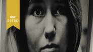 Porträtfoto einer Frau auf der Weltausstellung für Fotografie in Lübeck 1965  