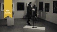 Besucher in einem Ausstellungsraum 1965  