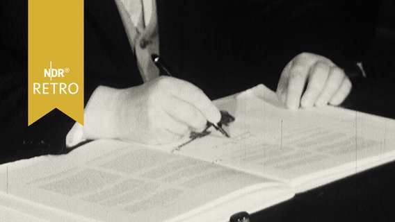 Hände bei Unterzeichnung eines Schriftstückes (1965, Niedersachsenkonkordat)  