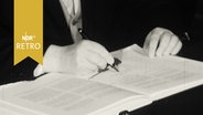Hände bei Unterzeichnung eines Schriftstückes (1965, Niedersachsenkonkordat)  