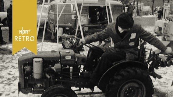 Bauer auf einem kleinen Trecker bei Messe (1965)  