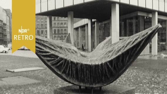 Plastik vor dem Unilever-Haus in Hamburg 1965  