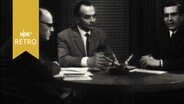 Moderator einer Diskussionssendung mit Generalstaatsanwalt Hanns Dünnebier und Justizsenator Ulrich Graf am Tisch (1965)  