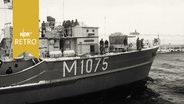 Boot der Bundesmarine beim Auslaufen aus dem Hafen Wilhelmshaven (1965)  