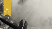Feuerwehrleute beim Löschen eines Schiffsbrandes (1965)  