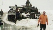 Ein Bild aus dem Winter 1978/79: Ein Panzer der Bundeswehr dient als Schneepflug.  