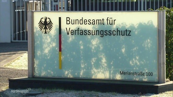 Ein Schild mit der Aufschrift: Bundesamt für Verfassungsschutz.  
