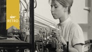Laborantin in der Landwirtschaftlichen Untersuchungs- und Forschungsanstalt Kiel an einer labortechnischen Anlage (1965)  