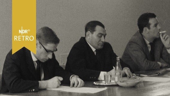 Drei Männer bei einer Pressekonferenz in Kiel (1965)  