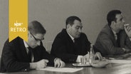 Drei Männer bei einer Pressekonferenz in Kiel (1965)  