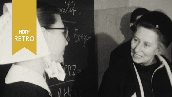 Bundesgesundheitsministerin Elisabeth Schwarzhaupt im Gespräch mit einer Diakonissin bei einem Besuch in einem Pflegeheim in Hannover 1963  