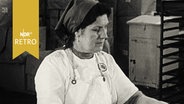 Frau bei der Arbeit in einer Fischfabrik (1963)  