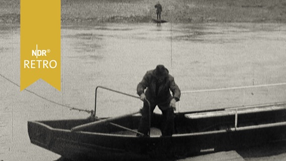 Fährmann auf der Weserfähre bei Porta-Westfalica 1965  