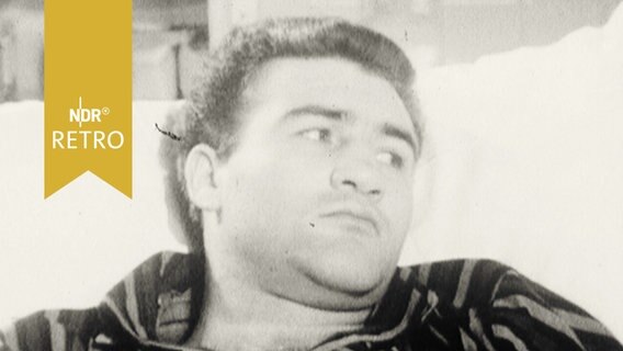 Boxer Klaus-Peter Gumpert im Krankenbett nach verlorenem Kampf 1965  