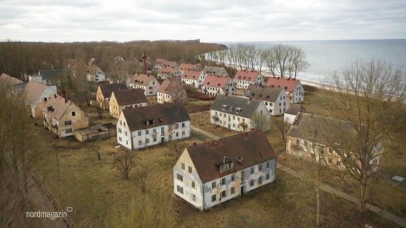 Verfallene Häuser auf der Halbinsel Wustrow aus der Vogelperspektive.  