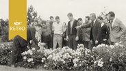 Gruppe beim Betrachten eines Beetes in der gartenbaulichen Lehranstalt (1965)  
