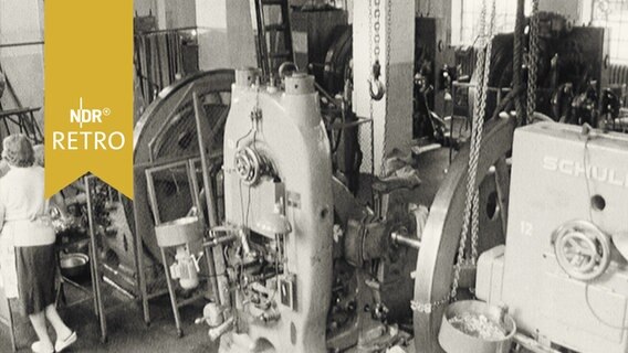 Münzprägeautomaten in einer Halle der Hamburgischen Münze (1965)  