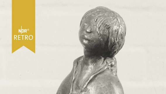 Mädchenskulptur in einer Ausstellung (1965)  