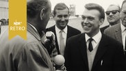 Glückwünsche an den millionsten Flugggast in Bremen 1964  