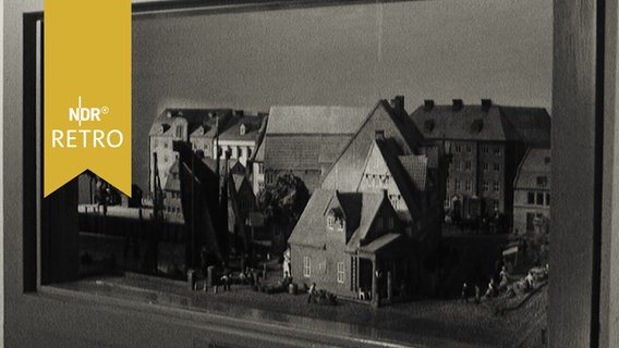 Bild einer Häuserzeile in Altona in einer Ausstellung (1964)  