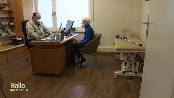 Eine ältere Dame aus Scheden im Landkreis Göttingen sitzt in der Sprechstunde bei ihrem Hausarzt.  